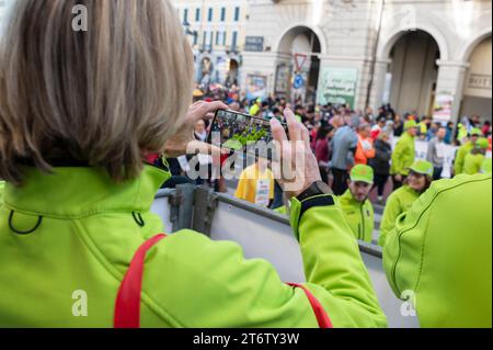 Cuneo, Italia. 12 novembre 2023. Nel novembre di ogni anno viene organizzata la Cuneo Marathon, una gara amatoriale a cui partecipano migliaia di persone che si cimentano in una corsa di fondo negli spazi cittadini. L'edizione di quest'anno, la quarantesima, è iniziata questa mattina con circa 19.000 partecipanti. Crediti: Luca Prestia / Alamy Live News Foto Stock