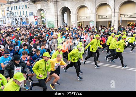 Cuneo, Italia. 12 novembre 2023. Nel novembre di ogni anno viene organizzata la Cuneo Marathon, una gara amatoriale a cui partecipano migliaia di persone che si cimentano in una corsa di fondo negli spazi cittadini. L'edizione di quest'anno, la quarantesima, è iniziata questa mattina con circa 19.000 partecipanti. Crediti: Luca Prestia / Alamy Live News Foto Stock