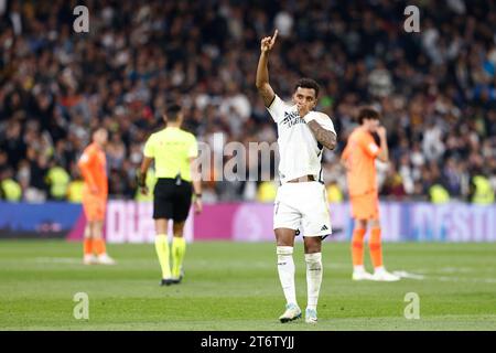 Rodrygo Goes del Real Madrid celebra un gol durante la partita di calcio del campionato spagnolo la Liga tra il Real Madrid e il Valencia CF l'11 novembre 2023 allo stadio Santiago Bernabeu di Madrid, in Spagna Foto Stock