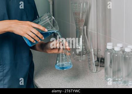 Le mani delle donne in laboratorio esaminano la qualità dell'acqua Foto Stock