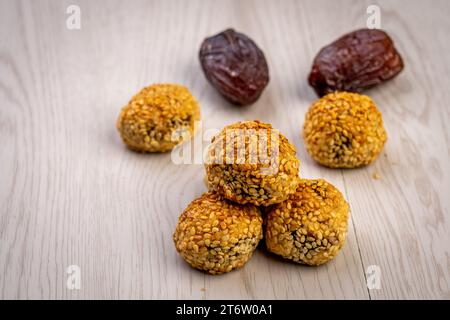 Un tavolo in legno con una varietà di noci e datteri essiccati esposti in modo decorativo Foto Stock
