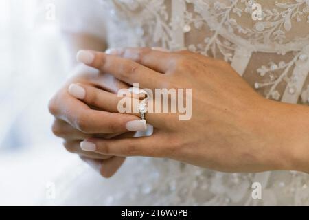Una deliziosa sposa che indossa un abito bianco si trova a fianco del suo partner il giorno del matrimonio Foto Stock