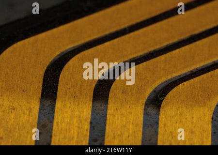 Un primo piano di una piattaforma ferroviaria che mostra le varie linee ferroviarie dipinte che percorrono la sua lunghezza Foto Stock