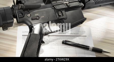 Modulo di controllo dei precedenti penali di dominio pubblico e AR-15 con penna Foto Stock