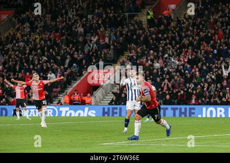 L'attaccante del Southampton Adam Armstrong (9) segna un GOL 2-1 e festeggia durante la partita Southampton FC vs West Bromwich Albion FC Sky bet EFL Championship allo Stadio St.Mary, Southampton, Inghilterra, Regno Unito l'11 novembre 2023 Foto Stock