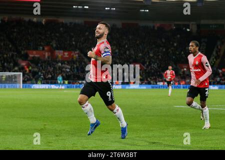 L'attaccante del Southampton Adam Armstrong (9) segna un GOL 2-1 e festeggia durante la partita Southampton FC vs West Bromwich Albion FC Sky bet EFL Championship allo Stadio St.Mary, Southampton, Inghilterra, Regno Unito l'11 novembre 2023 Foto Stock