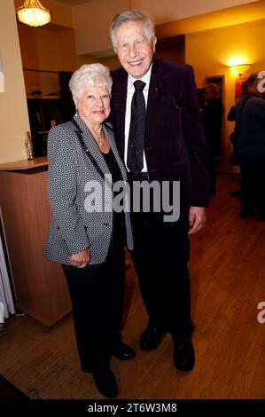 Otfried Laur mit Ehefrau Leni Laur bei der Show Dagmar Frederic - Nein, ich bereue nichts im Theater am Frankfurter Tor. Berlino, 11.11.2023 *** Otfried Laur con sua moglie Leni Laur allo spettacolo Dagmar Frederic Nein, ich bereue nichts im Theater am Frankfurter Tor Berlin, 11 11 2023 foto:XB.xDummerx/xFuturexImagex frederic 3101 Foto Stock