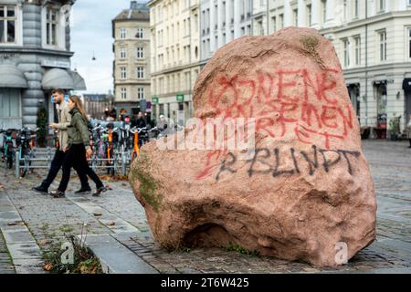 Danimarca. 12 novembre 2023. Il memoriale su Israels Plads (Piazza Israele) esposto al vandalismo a Copenaghen, domenica 12 novembre 2023. Un memoriale che rende omaggio ai danesi che hanno aiutato gli ebrei durante la seconda guerra mondiale è stato vandalizzato. La pietra commemorativa ha il testo dipinto su di essa: Gli occhi possono vedere, ma il cuore è cieco. Inoltre, parti di Israels Plads sono state dipinte sopra. (Foto: Emil Nicolai Helms/Ritzau Scanpix) credito: Ritzau/Alamy Live News Credit: Ritzau/Alamy Live News Foto Stock