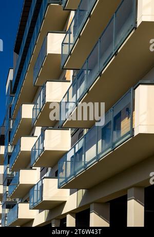 Balconi in vetro di un moderno edificio in città. Condomini, immobili, vista prospettica Foto Stock