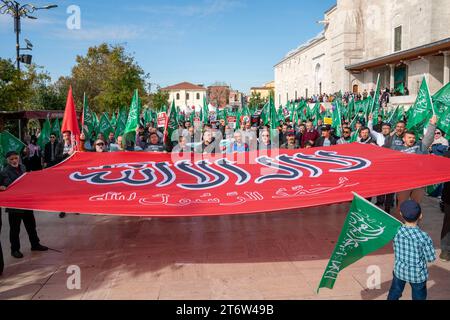 Fatih, Istanbul, Turchia. 12 novembre 2023. Il popolo pro-palestinese grida gli slogan mentre marciano dalla Moschea di Fatih a Piazza Sarachane a Istanbul il NovemberÂ 12,Â 2023. (Immagine di credito: © tolga Uluturk/ZUMA Press Wire) SOLO USO EDITORIALE! Non per USO commerciale! Crediti: ZUMA Press, Inc./Alamy Live News Foto Stock