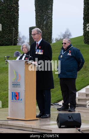 National Memorial Arboretum, Regno Unito. 12 novembre 2023. Ex militari e donne e membri del pubblico ricordano coloro che hanno servito e sacrificato, durante l'annuale servizio della memoria domenicale. Credit Mark Lear / Alamy Live News Foto Stock