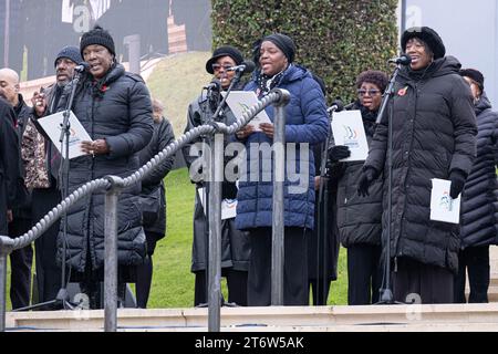 National Memorial Arboretum, Regno Unito. 12 novembre 2023. Ex militari e donne e membri del pubblico ricordano coloro che hanno servito e sacrificato, durante l'annuale servizio della memoria domenicale. Credit Mark Lear / Alamy Live News Foto Stock