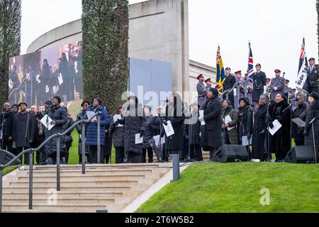 National Memorial Arboretum, Regno Unito. 12 novembre 2023. Ex militari e donne e membri del pubblico ricordano coloro che hanno servito e sacrificato, durante l'annuale servizio della memoria domenicale. Credit Mark Lear / Alamy Live News Foto Stock