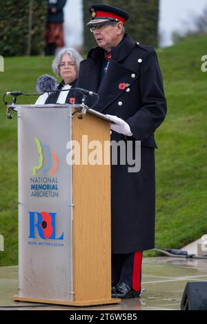 National Memorial Arboretum, Regno Unito. 12 novembre 2023. Ex militari e donne e membri del pubblico ricordano coloro che hanno servito e sacrificato, durante l'annuale servizio della memoria domenicale. Credit Mark Lear / Alamy Live News Foto Stock