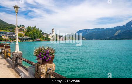 Villaggio di Sankt Wolfgang sul lungofiume sul lago Wolfgangsee, Austria Foto Stock