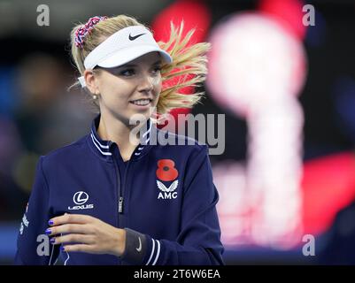 La britannica Katie Boulter arriva in campo prima dell'inizio del secondo giorno dello spareggio della Billie Jean King Cup 2023 tra Gran Bretagna e Svezia alla Copper Box Arena di Londra. Data foto: Domenica 12 novembre 2023. Foto Stock