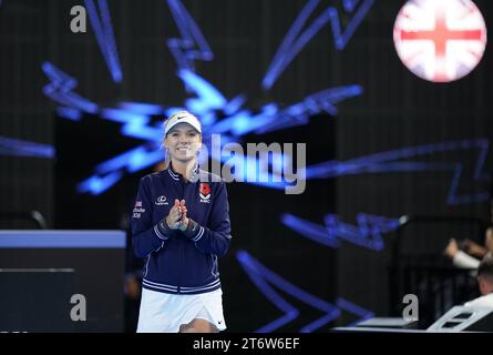 La britannica Katie Boulter arriva in campo prima dell'inizio del secondo giorno dello spareggio della Billie Jean King Cup 2023 tra Gran Bretagna e Svezia alla Copper Box Arena di Londra. Data foto: Domenica 12 novembre 2023. Foto Stock