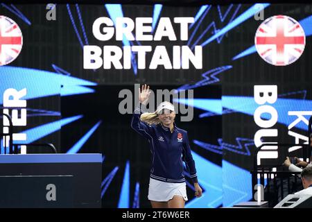 La britannica Katie Boulter arriva in campo prima dell'inizio del secondo giorno dello spareggio della Billie Jean King Cup 2023 tra Gran Bretagna e Svezia alla Copper Box Arena di Londra. Data foto: Domenica 12 novembre 2023. Foto Stock