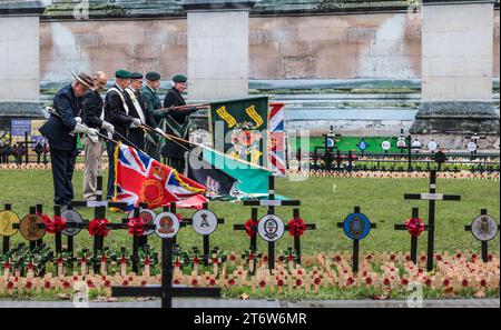 Londra Regno Unito 12 novembre 2023 le bandiere si sono abbassate alle 11.00 durante il memoriale del Remembrance Day osservato negli stati membri del Commonwealth dalla fine della prima guerra mondiale per onorare i membri delle forze armate che sono morti . Londra .UK Paul Quezada-Neiman/Alamy Live News Foto Stock