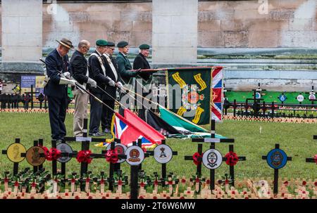 Londra Regno Unito 12 novembre 2023 le bandiere si sono abbassate alle 11.00 durante il memoriale del Remembrance Day osservato negli stati membri del Commonwealth dalla fine della prima guerra mondiale per onorare i membri delle forze armate che sono morti . Londra .UK Paul Quezada-Neiman/Alamy Live News Foto Stock