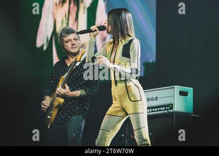 La cantante Giorgia Todrani, nota semplicemente come Giorgia, si esibisce dal vivo al Palazzo dello Sport con Andrea Rigonat durante il suo tour "Blu Live" a Roma. Foto Stock