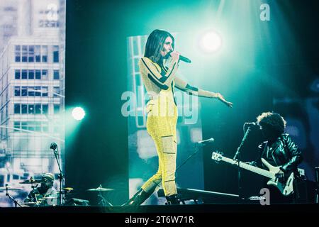 La cantante Giorgia Todrani, nota semplicemente come Giorgia, si esibisce dal vivo al Palazzo dello Sport durante il suo tour "Blu Live" a Roma. Foto Stock