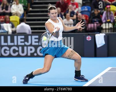 La svedese Kajsa Rinaldo Persson in azione contro la britannica Katie Boulter (non nella foto) durante il secondo giorno dei play-off della Billie Jean King Cup 2023 tra Gran Bretagna e Svezia alla Copper Box Arena di Londra. Data foto: Domenica 12 novembre 2023. Foto Stock