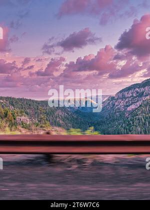 Avventurati nel mistico regno delle aspre scogliere e dei paesaggi selvaggi, mentre il tramonto mozzafiato trasforma l'ordinario in straordinario. Testimone della natura Foto Stock