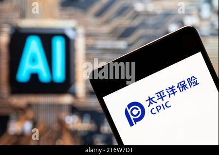 3 novembre 2023, Cina: In questa foto, il logo della compagnia assicurativa cinese, China Pacific Insurance (CPIC), visualizzato su uno smartphone con un chip di intelligenza artificiale (ai) e un simbolo sullo sfondo. (Immagine di credito: © Budrul Chukrut/SOPA Images via ZUMA Press Wire) SOLO USO EDITORIALE! Non per USO commerciale! Foto Stock