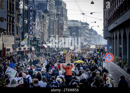 Amsterdam, Paesi Bassi. 12 novembre 2023. AMSTERDAM - partecipanti durante una marcia per il clima e la giustizia. I partecipanti vogliono esortare i politici ad adottare misure contro i problemi che i Paesi Bassi devono affrontare. Parlano della crisi climatica, del razzismo, della biodiversità, della povertà e della crisi abitativa. ANP ROBIN UTRECHT paesi bassi Out - belgio Out credito: ANP/Alamy Live News Foto Stock