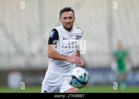 Piotr Mrozinski di Puszcza Niepolomice visto in azione durante la partita di calcio polacca PKO Ekstraklasa League 2023/2024 tra Puszcza Niepolomice e Pogon Szczecin allo Stadio Cracovia. Punteggio finale; Puszcza Niepolomice 0:2 Pogon Szczecin. Foto Stock