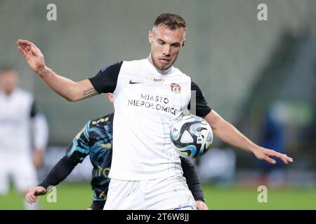 Jakub Bartosz di Puszcza Niepolomice visto in azione durante la partita di calcio polacca PKO Ekstraklasa League 2023/2024 tra Puszcza Niepolomice e Pogon Szczecin allo Stadio Cracovia. Punteggio finale; Puszcza Niepolomice 0:2 Pogon Szczecin. (Foto di Grzegorz Wajda / SOPA Images/Sipa USA) Foto Stock