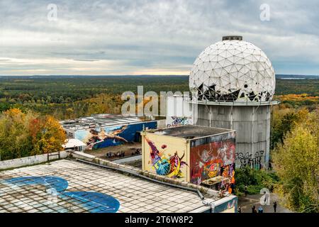 Graffiti auf der ehemaligen US-amerikanischen Abhöranlage auf dem Teufelsberg im Grunewald, Berlino, Deutschland, Europa, Teufelsberg, graffiti, Street Foto Stock