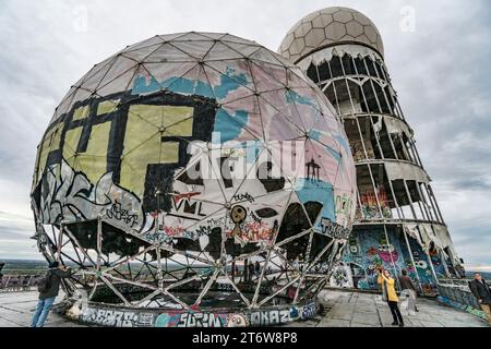 Graffiti auf der ehemaligen US-amerikanischen Abhöranlage auf dem Teufelsberg im Grunewald, Berlino, Deutschland, Europa, Teufelsberg, graffiti, Street Foto Stock