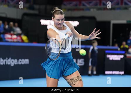 La svedese Kajsa Rinaldo Persson in azione contro la britannica Katie Boulter (non nella foto) durante il secondo giorno dei play-off della Billie Jean King Cup 2023 tra Gran Bretagna e Svezia alla Copper Box Arena di Londra. Data foto: Domenica 12 novembre 2023. Foto Stock