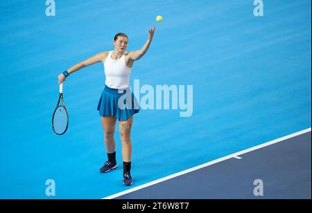 La svedese Kajsa Rinaldo Persson in azione contro la britannica Katie Boulter (non nella foto) durante il secondo giorno dei play-off della Billie Jean King Cup 2023 tra Gran Bretagna e Svezia alla Copper Box Arena di Londra. Data foto: Domenica 12 novembre 2023. Foto Stock