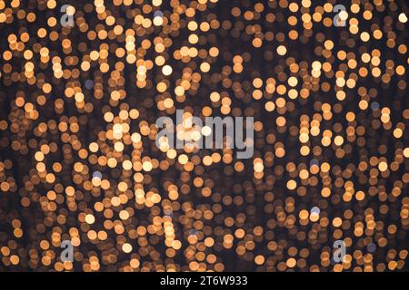 luci di ghirlanda lucente sfocate all'aperto, biglietto d'auguri per le vacanze invernali Foto Stock