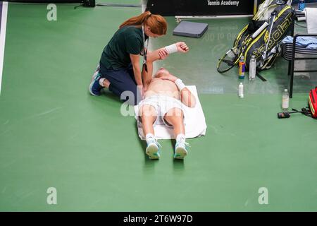 Stockholm, Good to Great tennis academy, Svezia, 11 12 2023, intervento del fisioterapista. Yaroslav Demin Foto Stock