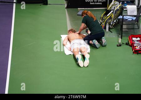 Stockholm, Good to Great tennis academy, Svezia, 11 12 2023, intervento del fisioterapista. Yaroslav Demin Foto Stock