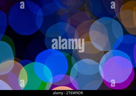 Bokeh di luci multicolore di Capodanno di notte. Immagine di sfondo. Le luci di Capodanno Foto Stock
