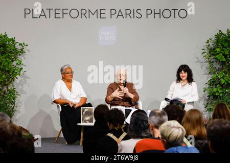 Podiumsgespräch beim Pressebesuch der Fotokunstmesse PARIS PHOTO im Grand Palais EphÃ Mere. für die fotografia ist die Paris Photo die weltweit größte Fotomesse und vereint etwa 140 Galerien und Kunstbuchhändler aus vielen Ländern. Parigi, 10.11.2023 *** discussione durante la visita della stampa alla fiera FOTOGRAFICA di PARIGI al Grand Palais EphÃ Mere per la fotografia, Paris Photo è la fiera fotografica più grande del mondo e riunisce circa 140 gallerie e rivenditori di libri d'arte provenienti da molti paesi Parigi, 10 11 2023 foto:XR.xSchmiegeltx/xFuturexImagex paris Photo 3121 Foto Stock