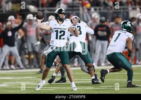 Il quarterback dei Michigan State Spartans Katin Houser (12) lanciò un passaggio durante il secondo quarto contro gli Ohio State Buckeyes a Columbus, Ohio, sabato 11 novembre 2023. Foto di Aaron Josefczyk/UPI Foto Stock