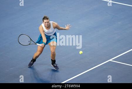 La svedese Kajsa Rinaldo Persson in azione contro la britannica Katie Boulter (non nella foto) durante il secondo giorno dei play-off della Billie Jean King Cup 2023 tra Gran Bretagna e Svezia alla Copper Box Arena di Londra. Data foto: Domenica 12 novembre 2023. Foto Stock