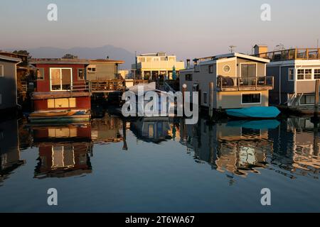 Barche colorate in legno che si riflettono nell'acqua morta di Richardson Bay a Sausalito, California. Foto Stock