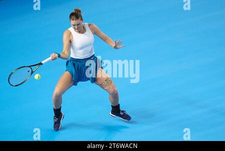 La svedese Kajsa Rinaldo Persson in azione contro la britannica Katie Boulter (non nella foto) durante il secondo giorno dei play-off della Billie Jean King Cup 2023 tra Gran Bretagna e Svezia alla Copper Box Arena di Londra. Data foto: Domenica 12 novembre 2023. Foto Stock