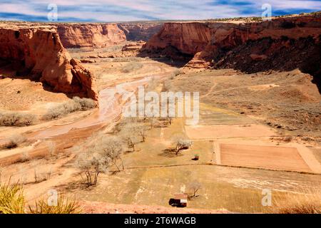 Colline e valle circostanti vicino all'ingresso o all'inizio della riserva Navajo Canyon De Chelly Foto Stock