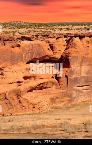 Colline e valle circostanti vicino all'ingresso o all'inizio della riserva Navajo Canyon De Chelly Foto Stock