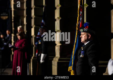 Atmosfera durante il servizio domenicale Remembrance presso le Edinburgh City Chambers sul Royal Mile di Edimburgo. Credito: Euan Cherry Foto Stock