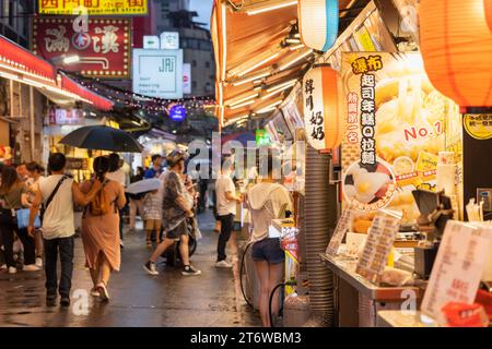 Bancarelle di cibo nel quartiere dello shopping di Ximending, Ximen, Taipei, Taiwan Foto Stock