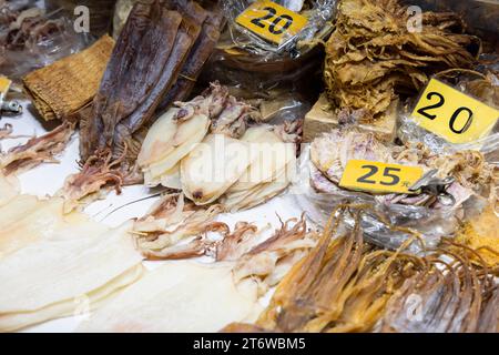 Calamari secchi al mercato notturno di Guangzhou Street, Ximen, Taipei, Taiwan Foto Stock